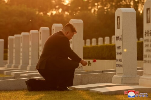 金正恩氏が故玄哲海氏の墓地を参拝し献花した（2023年5月20日付朝鮮中央通信）