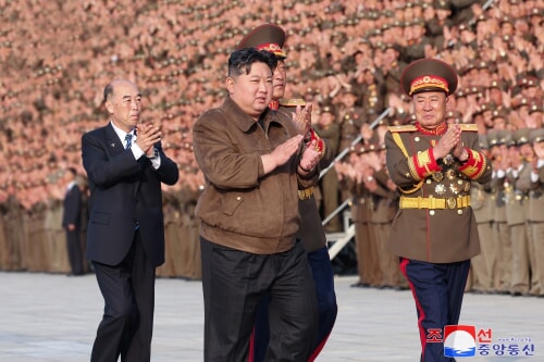金正恩氏が労働党中央幹部学校の竣工に際して記念写真を撮った（2024年5月24日付朝鮮中央通信）