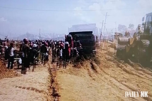 水害復旧作業を行う重機と突撃隊員と思われる多くの人たち（画像：デイリーNK内部情報筋）