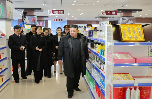 金正恩氏が李雪主夫人、娘のジュエ氏と江東郡工場と総合サービスセンターの竣工式に出席した(2025年12月16日付労働新聞)