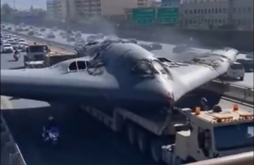 撃墜されたB-2爆撃機をトレーラーで輸送中の場面をAI生成したフェイク画像（SNSより）