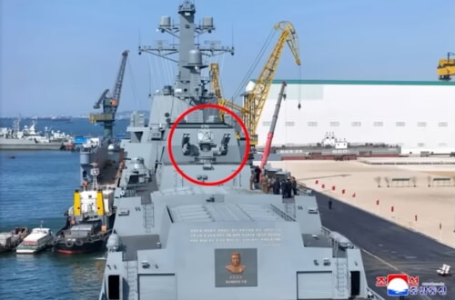北朝鮮の新型駆逐艦に搭載されたロシア製パンツィリMEに酷似した防空システム(朝鮮中央通信)